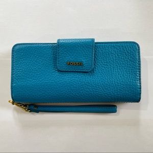 Like new Fossil Madison wallet clutch/wristlet in cerulean
